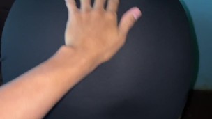 Madrastra caliente le encanta mover su culo en mi verga cuando papá no está